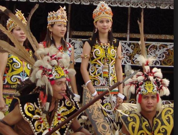 Sebutkan Nama Pakaian Adat Kalimantan Timur - Baju Adat Tradisional