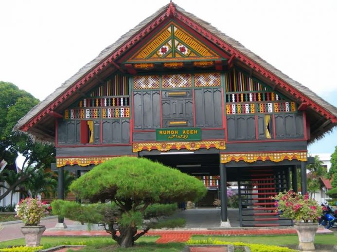 Rumah adat aceh