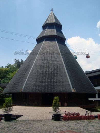 Rumah Adat LgKojei (Rumah Adat Teluk Cendrawasih)