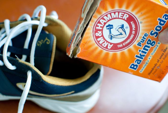 menghilangkan bau sepatu dengan baking soda