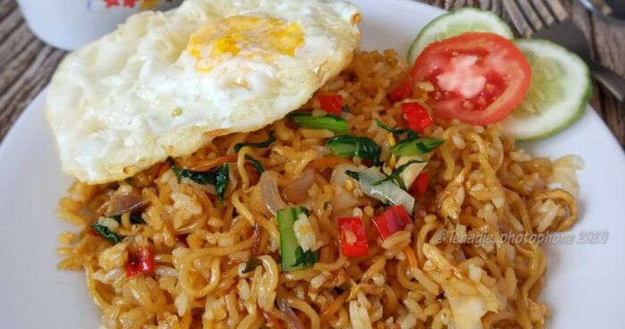 Nasi goreng mawut rumahan sederhana.