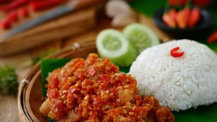 Ayam geprek crispy sambal mercon.