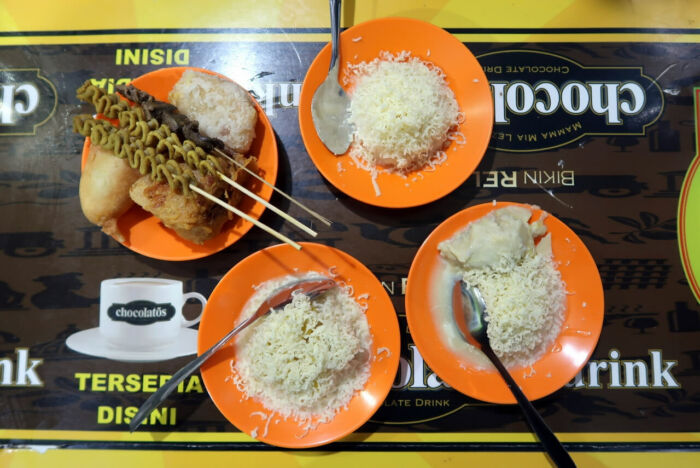 MAKAN DI POS KETAN LEGENDA 1967 DILANJUT NONGKRONG DI ALUN-ALUN BATU