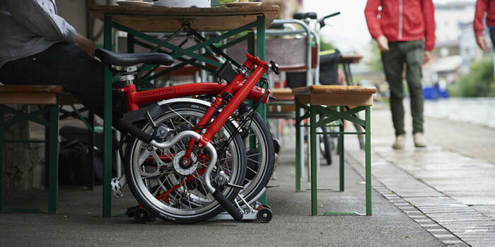 Sepeda lipat brompton bawah meja