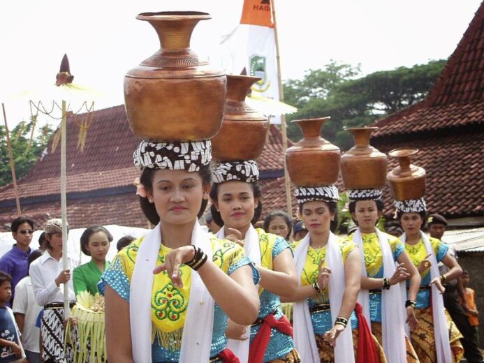 TARI BUYUNG DALAM UPACARA SEREN TAUN